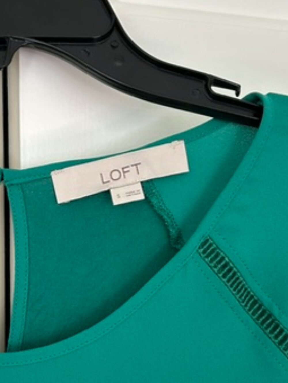 LOFT EUC Emerald Green Mixed Media Flutter Sleeve Button Back Blouse Small - Picture 4 of 5